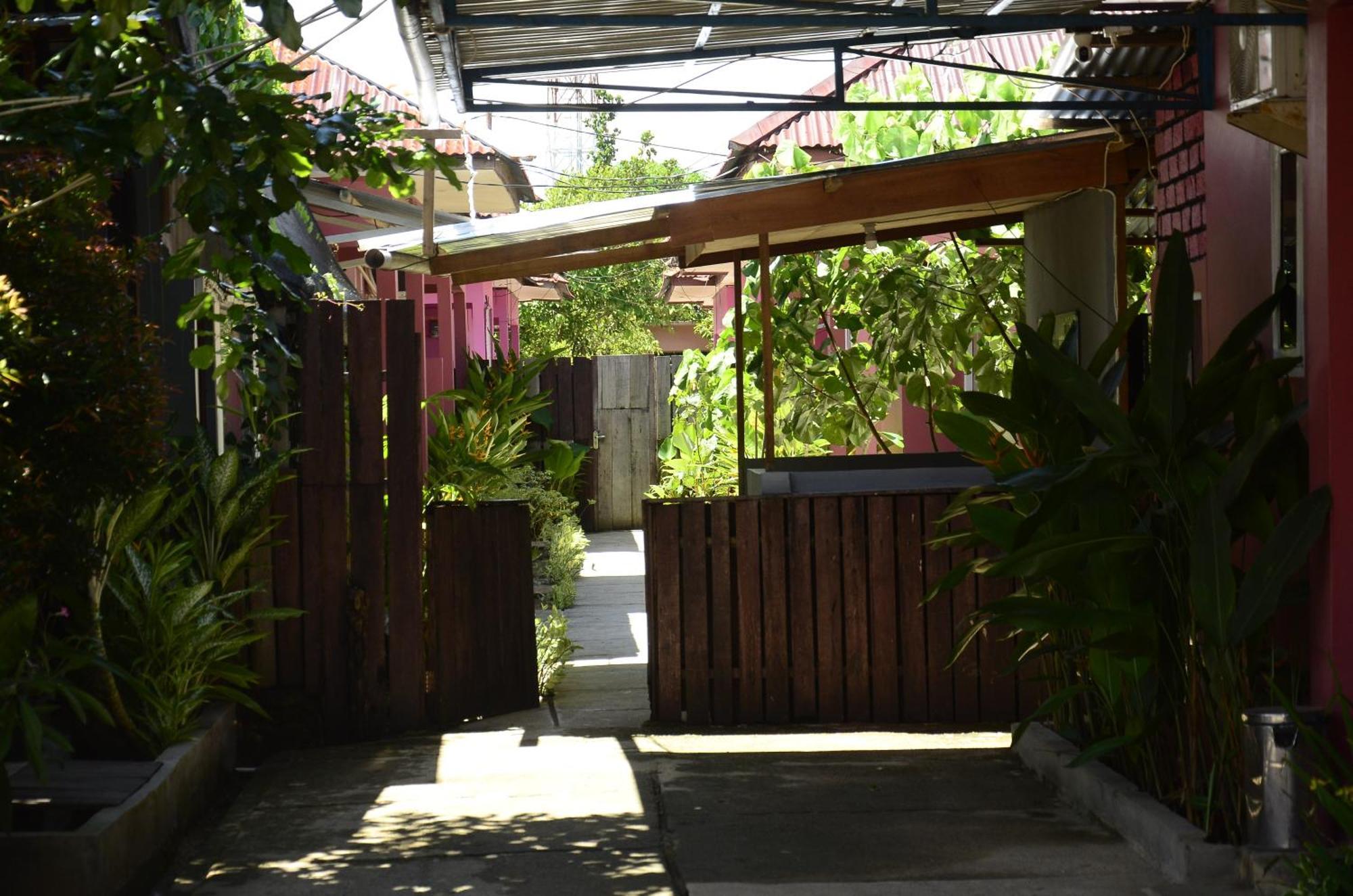 סורונג Baronda Guest House מראה חיצוני תמונה